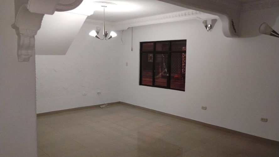 Casa de 9 alcobas en venta en Primavera, Cali, 385 m² · foto 2 de 24