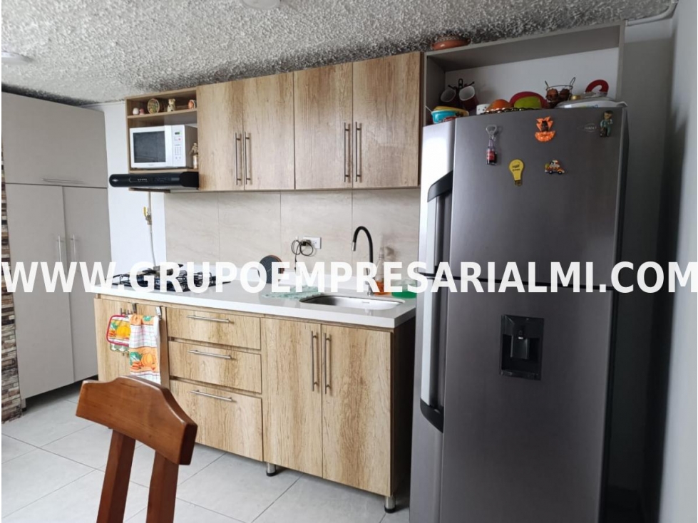 Apartaestudio for sale in La milagrosa, Medellín 3