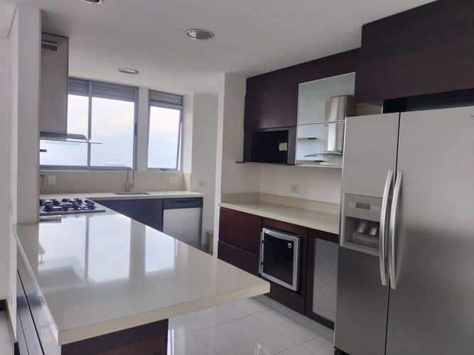Apartamento de 3 alcobas en arriendo en El Poblado, Medellín, 122 m² · foto 5 de 18