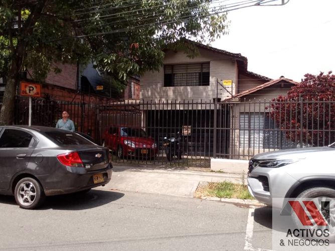Casa de 4 alcobas en arriendo en La Aguacatala, Medellín, 217 m² · foto 2 de 24