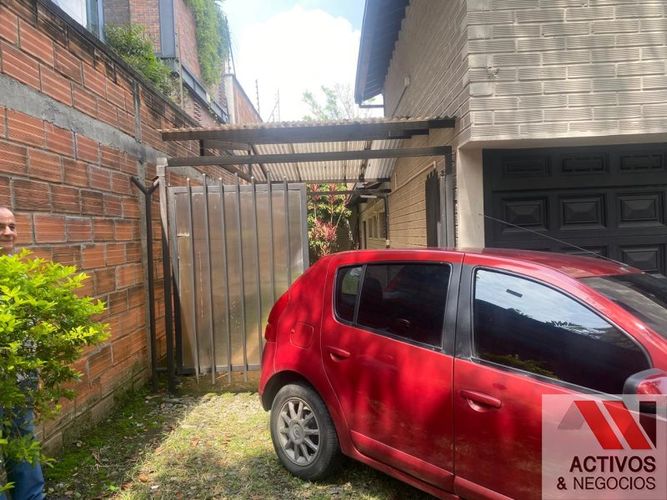 Casa de 4 alcobas en arriendo en La Aguacatala, Medellín, 217 m² · foto 3 de 24