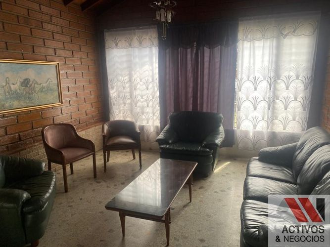 Casa de 4 alcobas en arriendo en La Aguacatala, Medellín, 217 m² · foto 8 de 24
