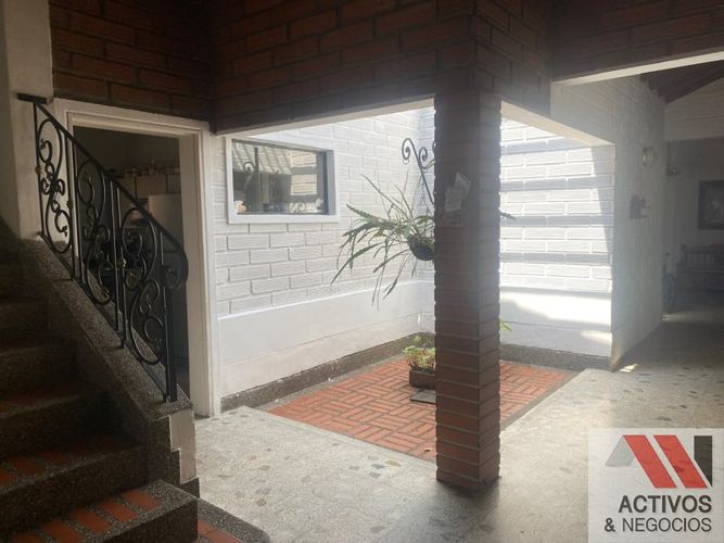Casa de 4 alcobas en arriendo en La Aguacatala, Medellín, 217 m² · foto 10 de 24