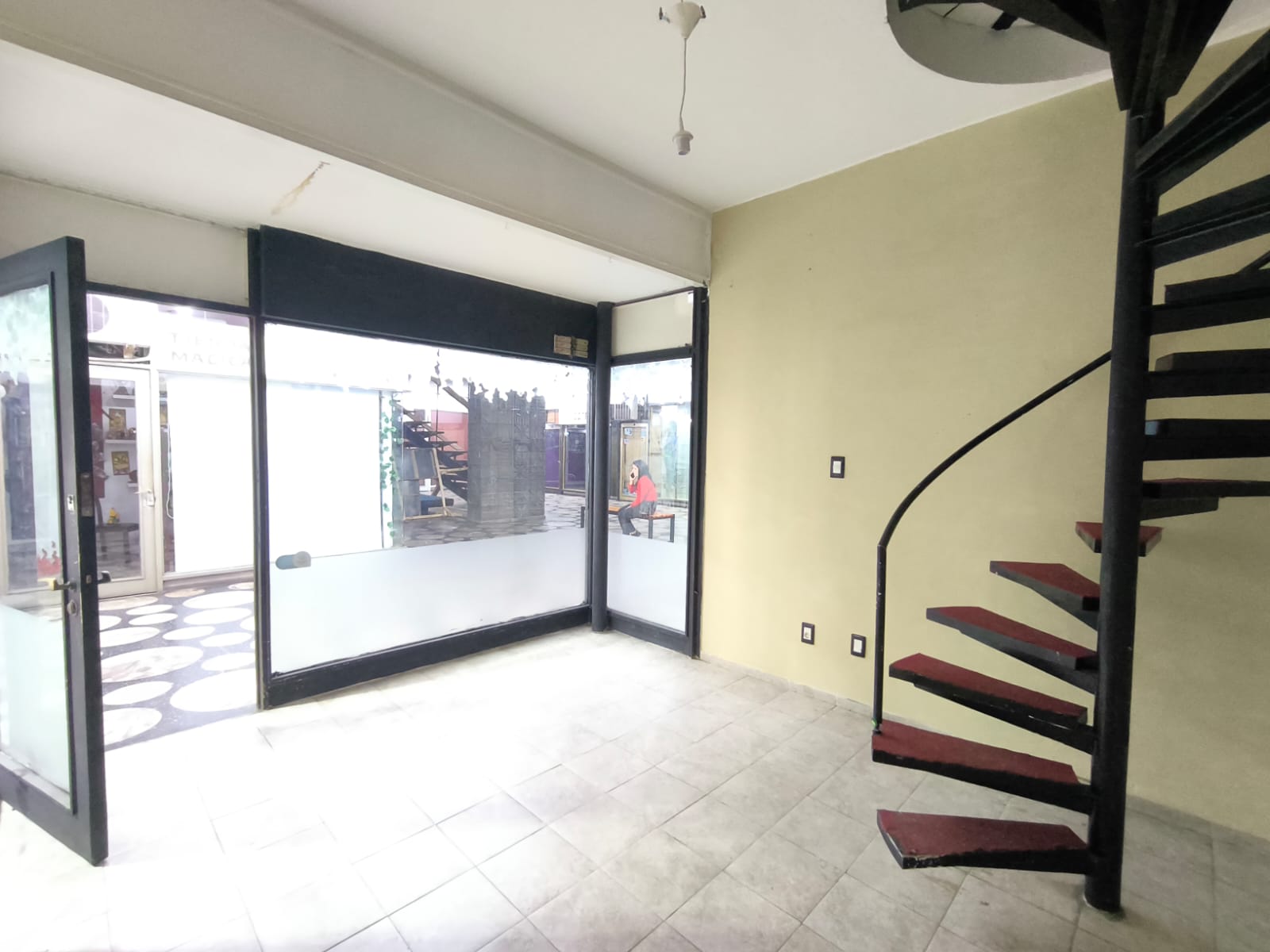 Alquiler Local Comercial En Galería sobre Av 18 de Julio Cordón