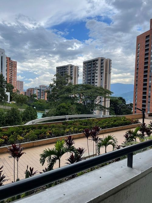 Apartamento de 2 alcobas en arriendo en Loma De Los Gonzalez, Medellín, 90 m² · foto 2 de 10