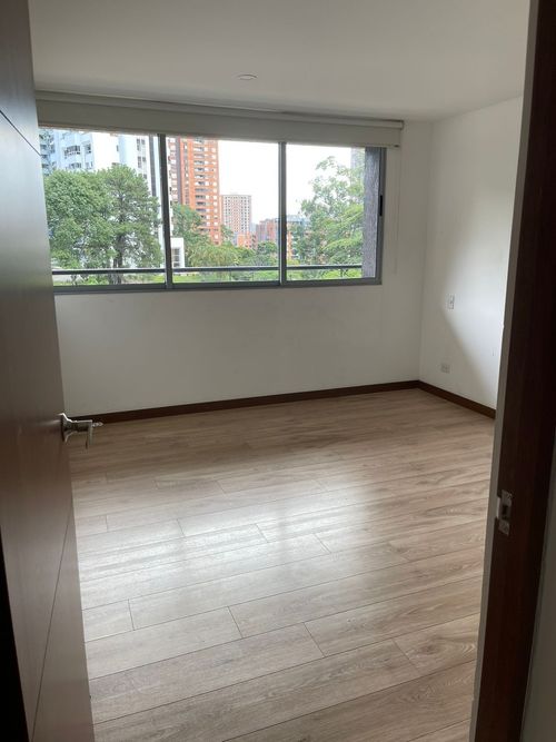 Apartamento de 2 alcobas en arriendo en Loma De Los Gonzalez, Medellín, 90 m² · foto 4 de 10