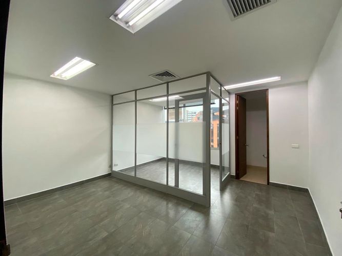 Oficina en arriendo en El Poblado, Medellín, 45 m² · foto 2 de 8