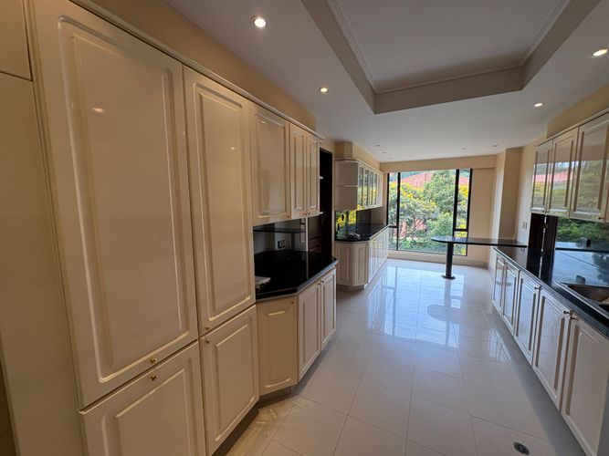 Apartamento de 3 alcobas en venta en Santa Barbara Oriental, Bogotá, 300 m² · foto 3 de 13