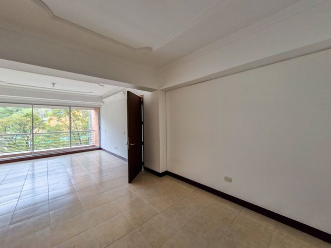 Apartamento de 3 alcobas en venta en Loma Del Escobero, Envigado, 122 m² · foto 2 de 18