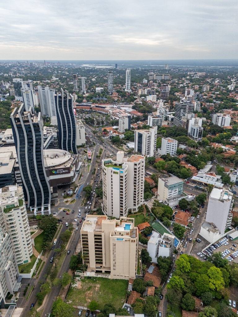 EXCLUSIVA PROPIEDAD DE ALTO VALOR SOBRE LA PRESTIGIOSA AVDA. AVIADORES DEL CHACO — foto 2