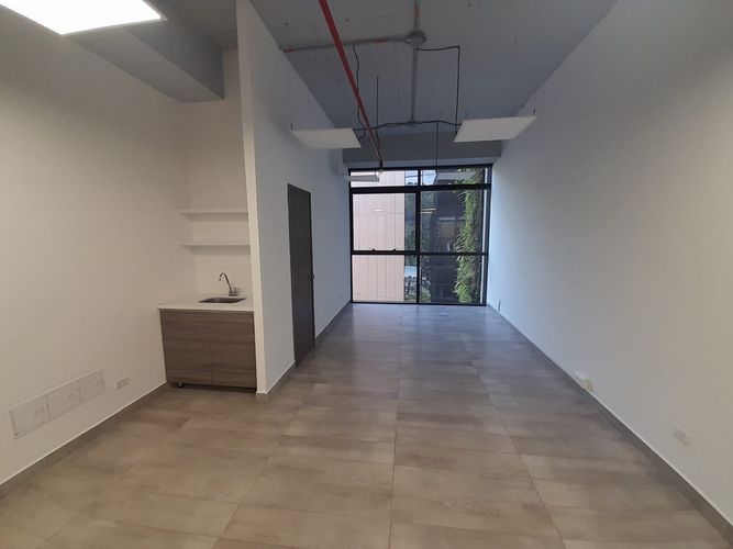 Oficina en arriendo en El Poblado, Medellín, 37 m² · foto 2 de 10