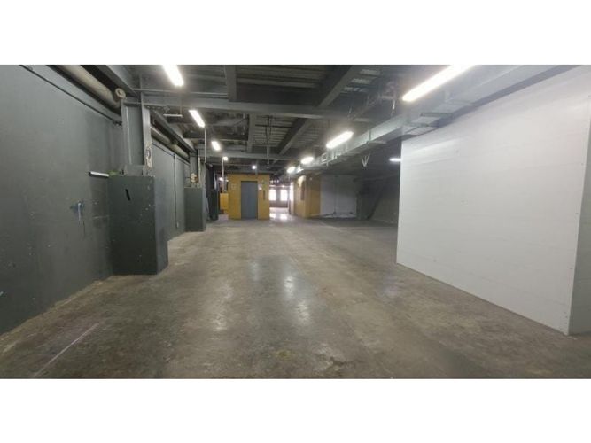 Bodega en arriendo en Laureles, Medellín, 2000 m² · foto 2 de 12