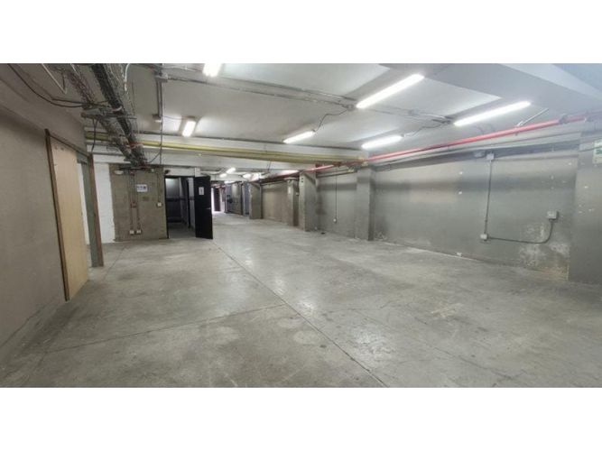 Bodega en arriendo en Laureles, Medellín, 2000 m² · foto 3 de 12