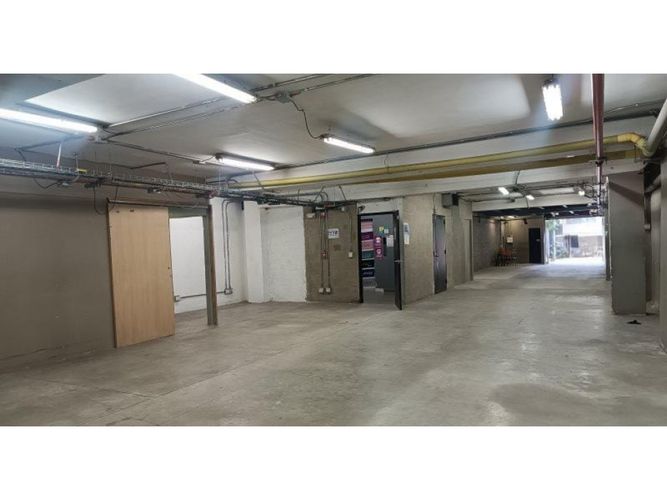 Bodega en arriendo en Laureles, Medellín, 2000 m² · foto 6 de 12