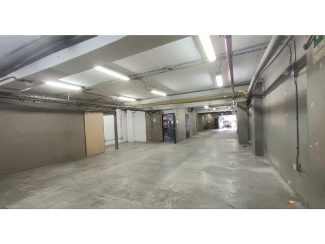 Bodega en arriendo en Laureles, Medellín, 2000 m² · foto 8 de 12