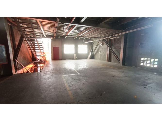 Bodega en arriendo en Laureles, Medellín, 2000 m² · foto 10 de 12
