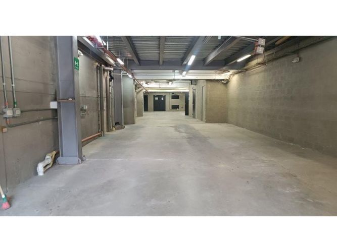 Bodega en arriendo en Laureles, Medellín, 2000 m² · foto 11 de 12