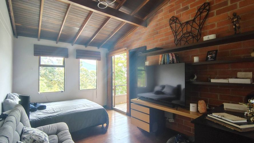 Casa de 4 alcobas en venta en Las Lomitas, Sabaneta, 291 m² · foto 22 de 24