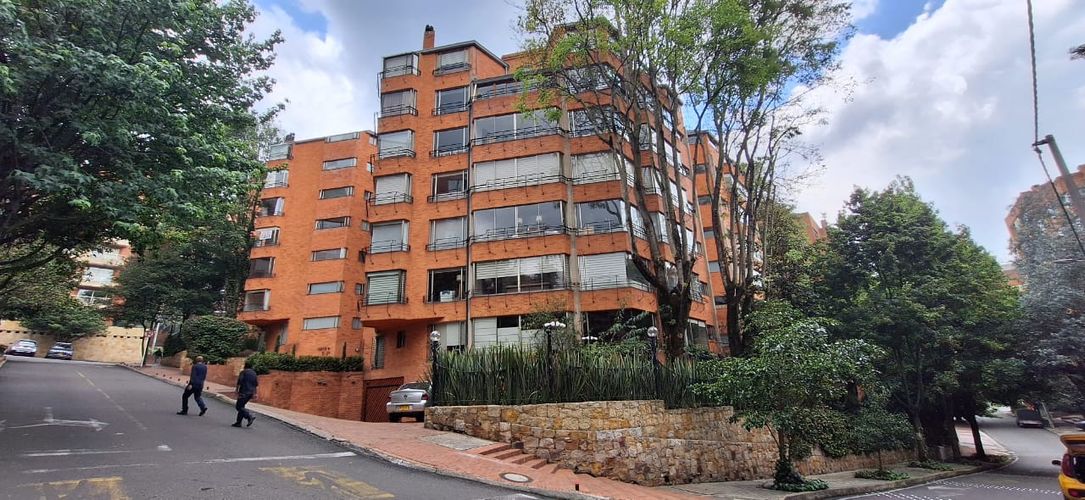 Apartamento de 3 alcobas en venta en Los Rosales, Bogotá, 250 m² · foto 2 de 24
