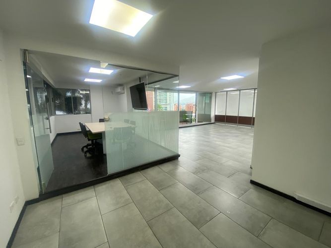 Oficina en arriendo en El Poblado, Medellín, 114 m² · foto 2 de 16