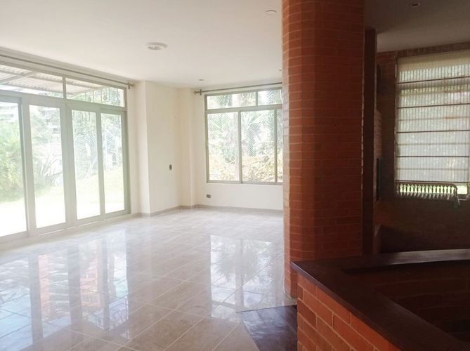 Casa de 3 alcobas en venta en El Poblado, Medellín, 326 m² · foto 2 de 17