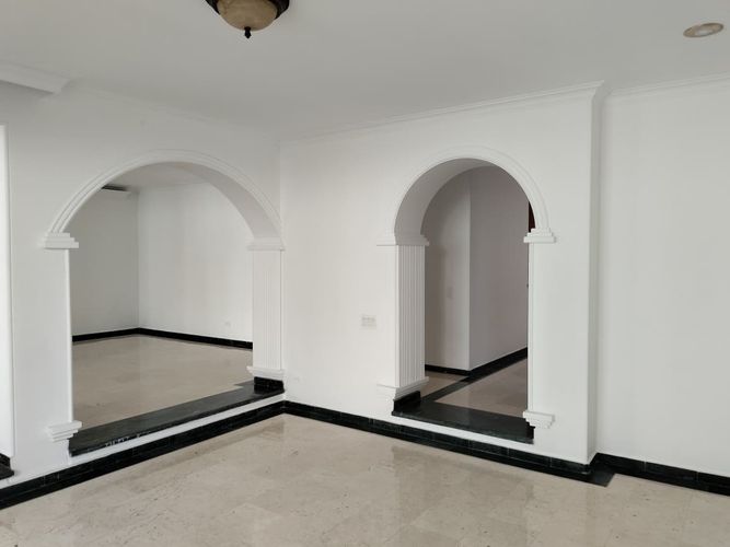 Casa de 4 alcobas en venta en Loma Del Indio, Medellín, 267 m² · foto 2 de 19