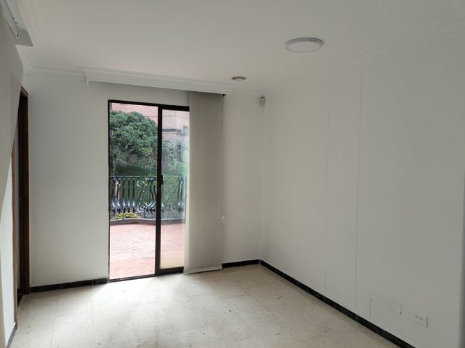 Casa de 4 alcobas en venta en Loma Del Indio, Medellín, 267 m² · foto 3 de 19