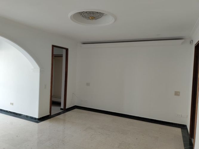 Casa de 4 alcobas en venta en Loma Del Indio, Medellín, 267 m² · foto 9 de 19