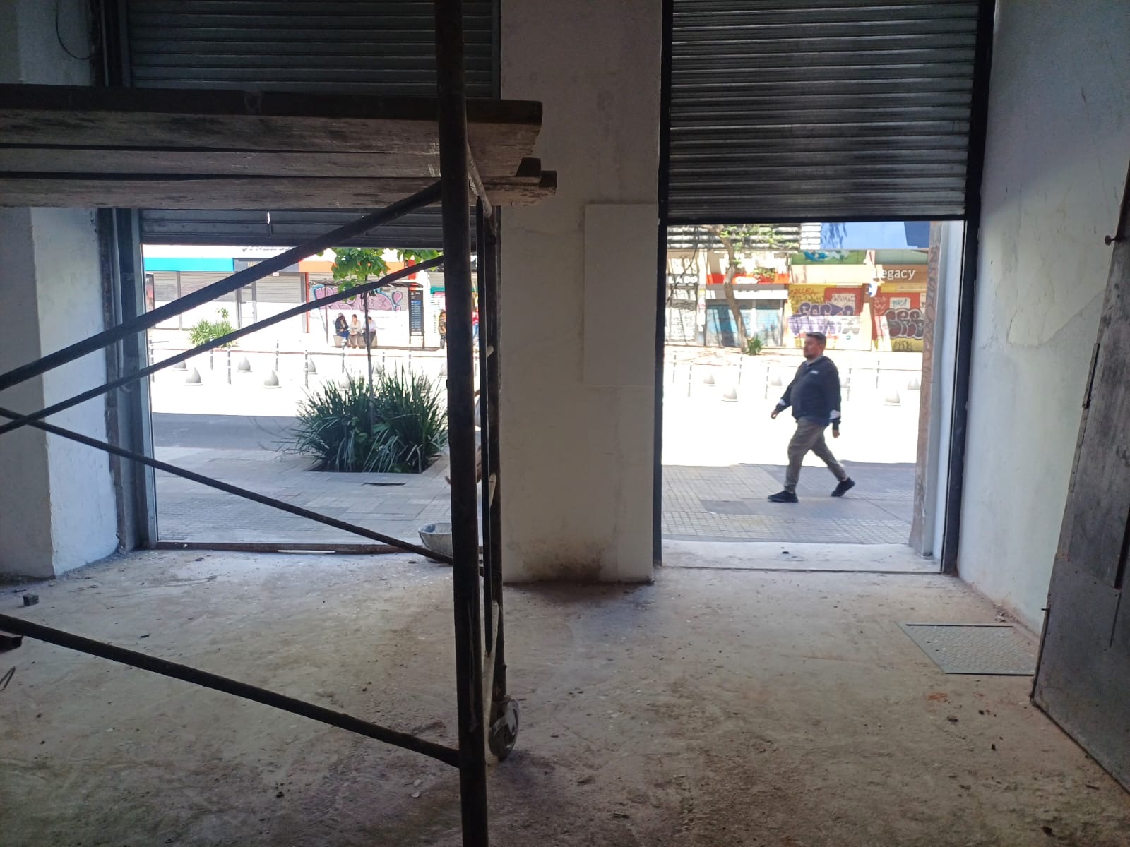 ALQUILER LOCAL COMERCIAL CORDON SOBRE 18 DE JULIO, MUY AMPLIO!