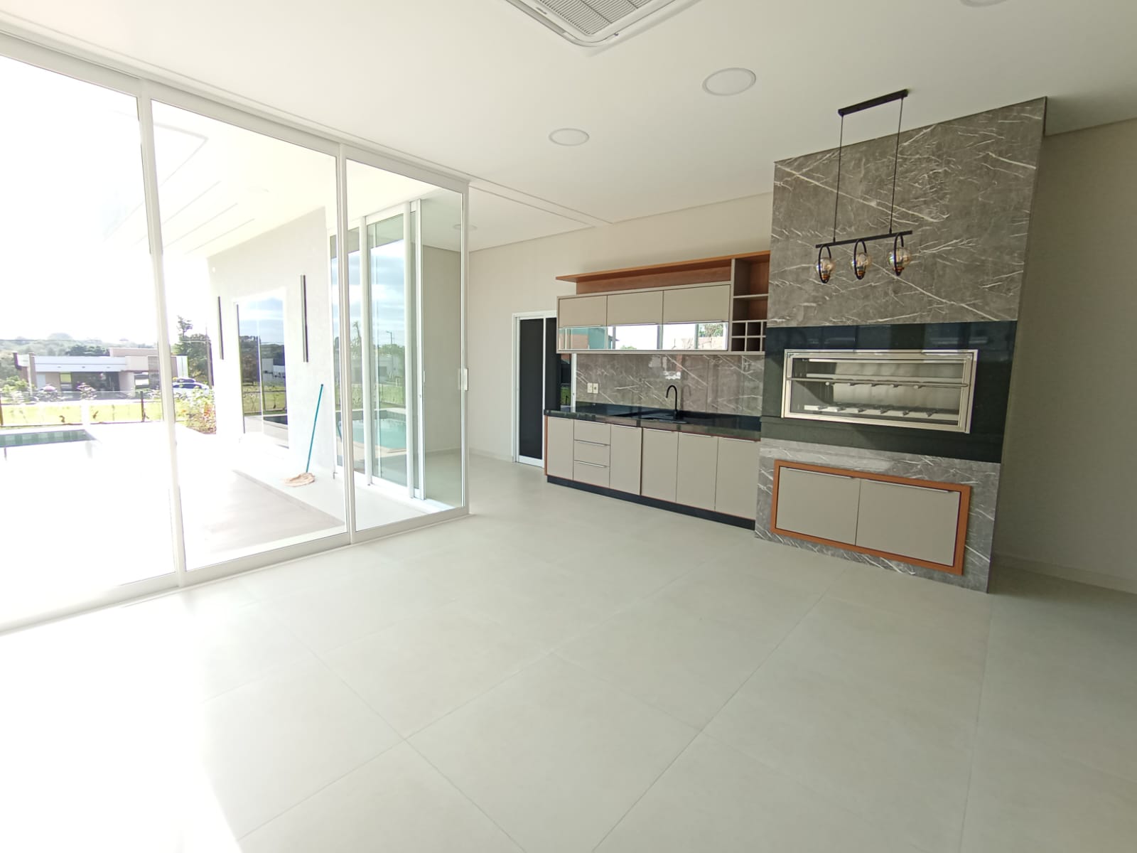 VENDO IMPORTANTE CASA A ESTRENAR CON PISCINA, BARRIO CERRADO, KM 8, CDE — foto 2
