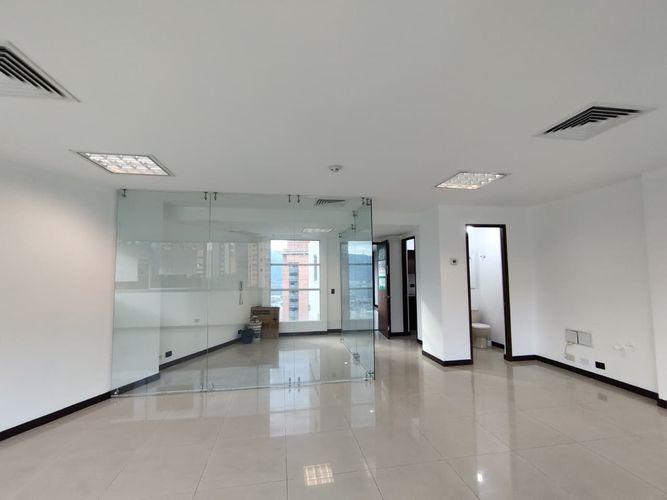 Oficina en arriendo en El Poblado, Medellín, 58 m² · foto 2 de 7