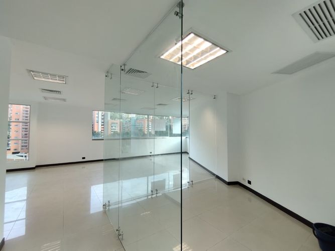 Oficina en arriendo en El Poblado, Medellín, 58 m² · foto 3 de 7
