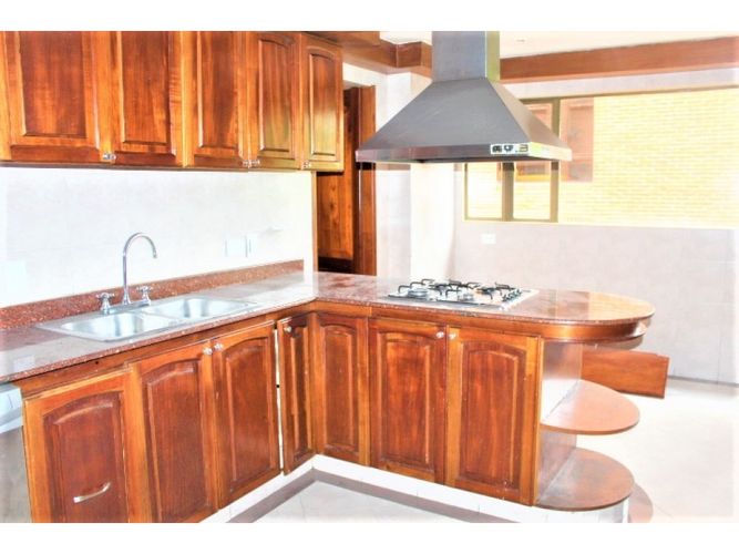Apartamento de 4 alcobas en venta en Los Rosales, Bogotá, 248 m² · foto 18 de 24