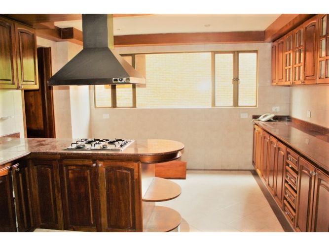 Apartamento de 4 alcobas en venta en Los Rosales, Bogotá, 248 m² · foto 20 de 24