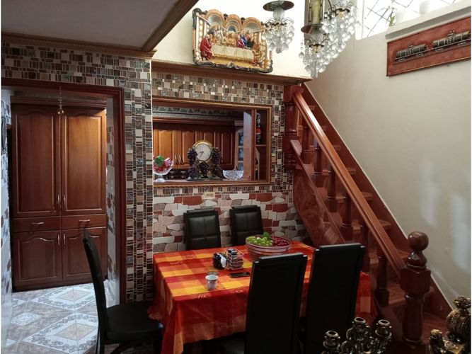 Casa de 6 alcobas en venta en El Diamante, Medellín, 210 m² · foto 2 de 18