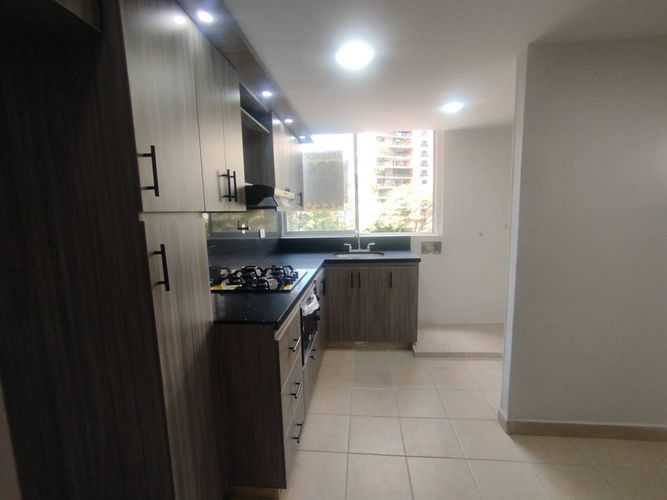Apartamento de 3 alcobas en arriendo en El Poblado, Medellín, 117 m² · foto 8 de 23