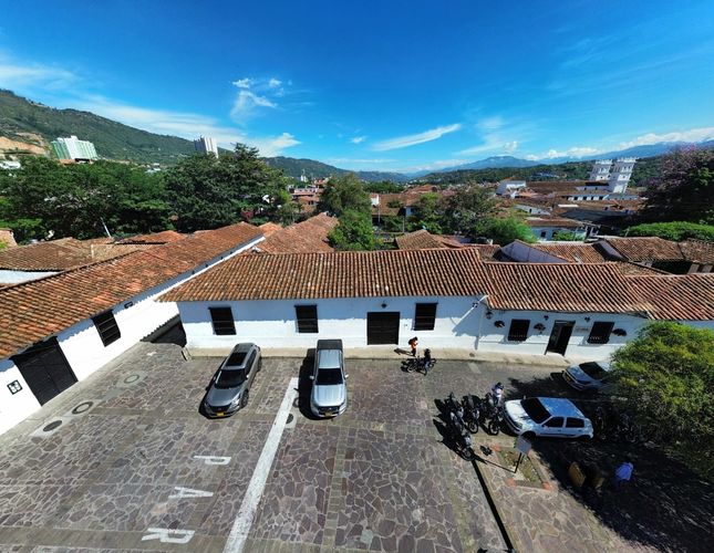 Casa de 6 alcobas en venta en Casco Urbano, Girón, 496 m² · foto 2 de 23