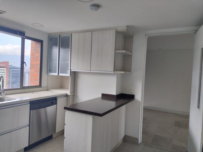 Apartamento de 2 alcobas en arriendo en Los Naranjos, Medellín, 190 m² · foto 6 de 19