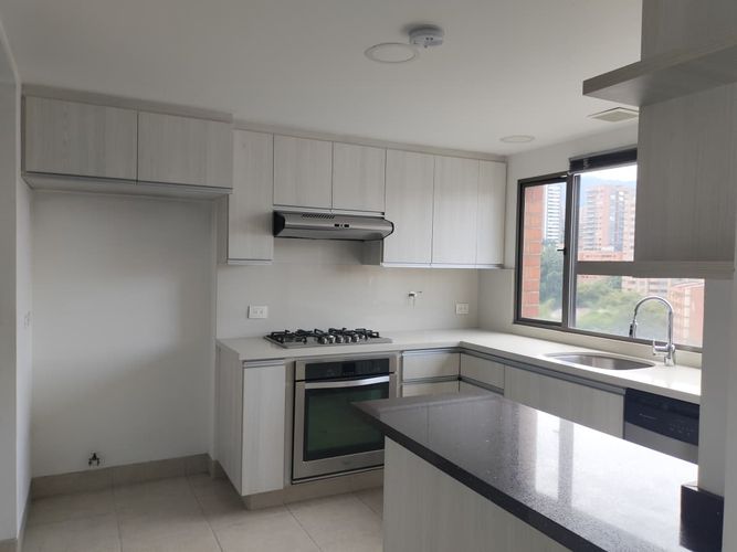 Apartamento de 2 alcobas en arriendo en Los Naranjos, Medellín, 190 m² · foto 7 de 19