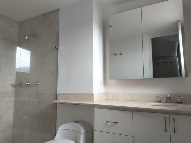 Apartamento de 2 alcobas en arriendo en Los Naranjos, Medellín, 190 m² · foto 18 de 19