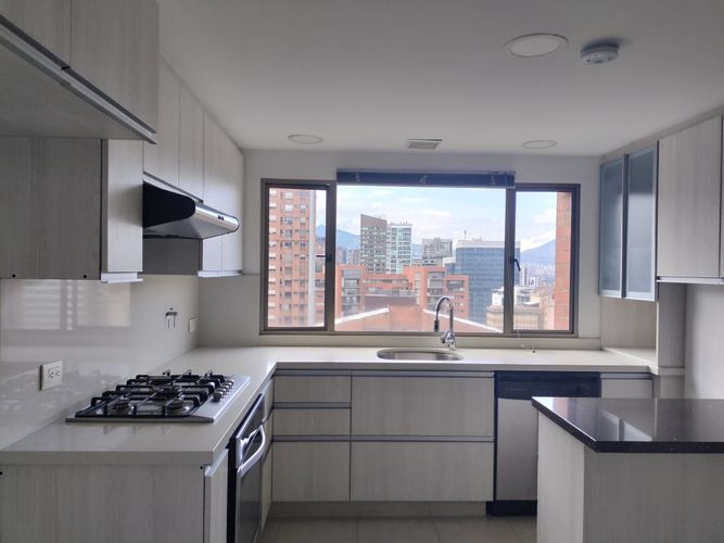 Apartamento de 2 alcobas en arriendo en Los Naranjos, Medellín, 190 m² · foto 9 de 19
