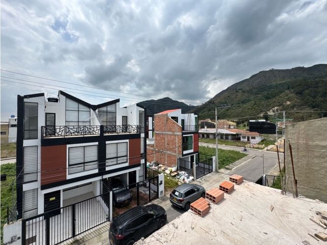 Casa de 3 alcobas en venta en Parcelas, Cota, 216 m² · foto 14 de 15