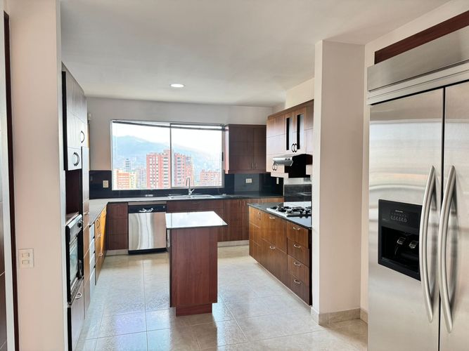 Apartamento de 3 alcobas en arriendo en El Poblado, Medellín, 360 m² · foto 5 de 16