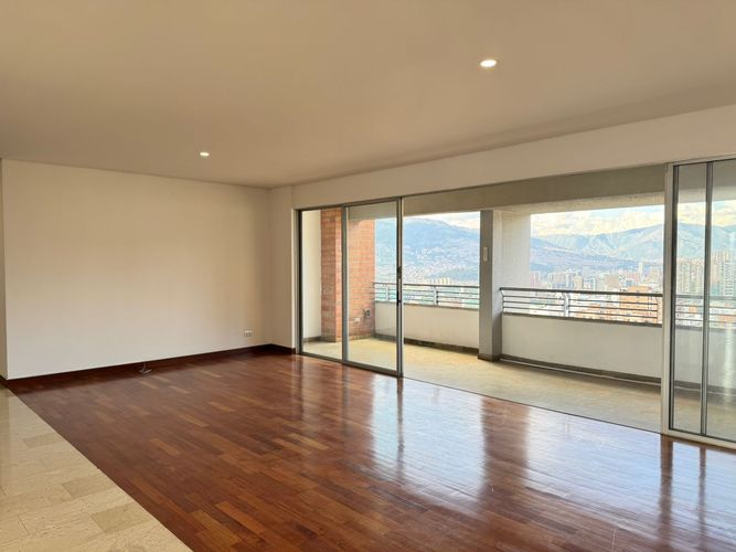 Apartamento de 3 alcobas en arriendo en El Poblado, Medellín, 360 m² · foto 2 de 16