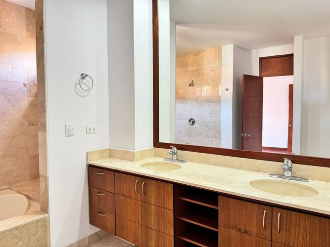 Apartamento de 3 alcobas en arriendo en El Poblado, Medellín, 360 m² · foto 11 de 16
