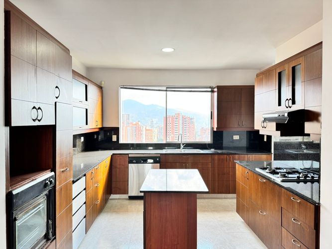Apartamento de 3 alcobas en arriendo en El Poblado, Medellín, 360 m² · foto 12 de 16
