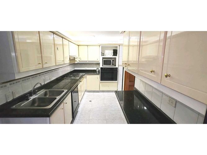 Apartamento de 3 alcobas en venta en Chicó Reservado, Bogotá, 207 m² · foto 16 de 19