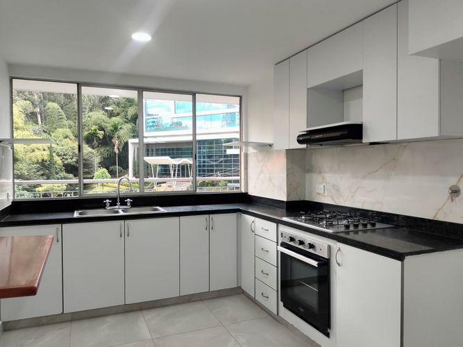 Apartamento de 3 alcobas en arriendo en El Poblado, Medellín, 180 m² · foto 4 de 19