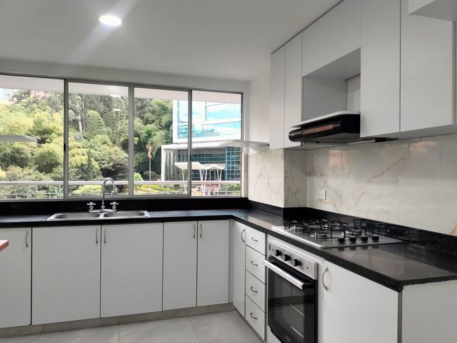 Apartamento de 3 alcobas en arriendo en El Poblado, Medellín, 180 m² · foto 5 de 19