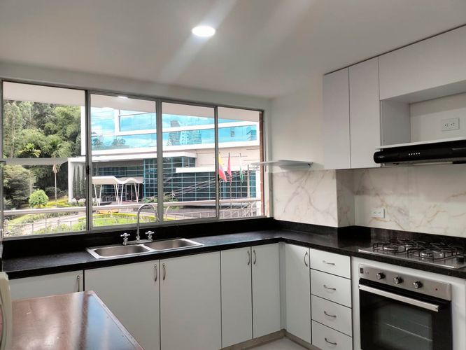 Apartamento de 3 alcobas en arriendo en El Poblado, Medellín, 180 m² · foto 3 de 19